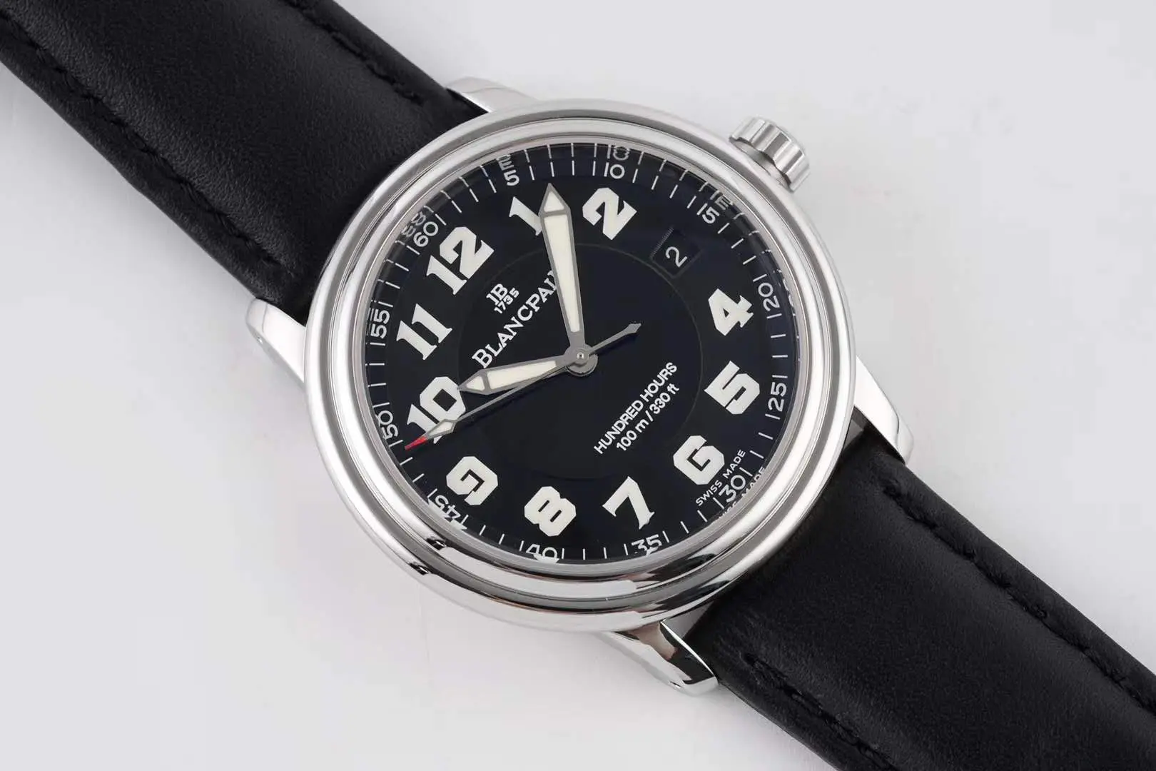 Hundred Hours cadran noir en acier sur bracelet en cuir noir – Image 4