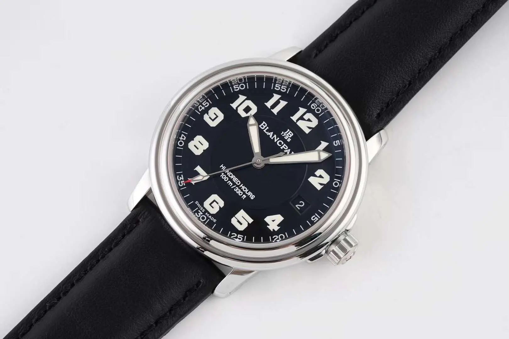 Hundred Hours cadran noir en acier sur bracelet en cuir noir – Image 3