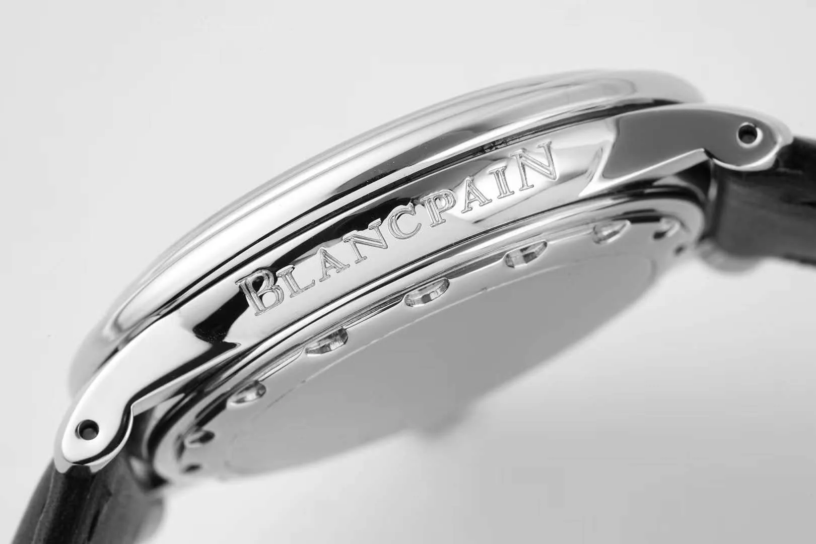 Hundred Hours cadran noir en acier sur bracelet en cuir noir – Image 7