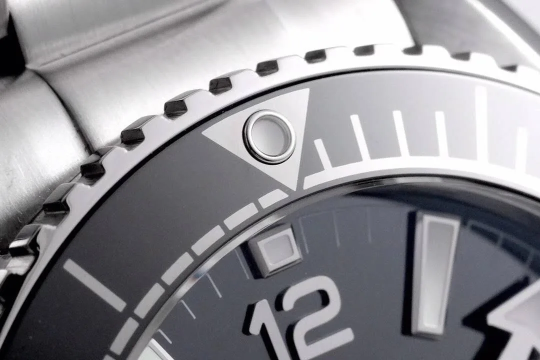 Planet Ocean 600M Omega Co-Axial Master Chronometer 43.5mm quadrante nero Ref 215.30.44.21.01.001 - immagine 2
