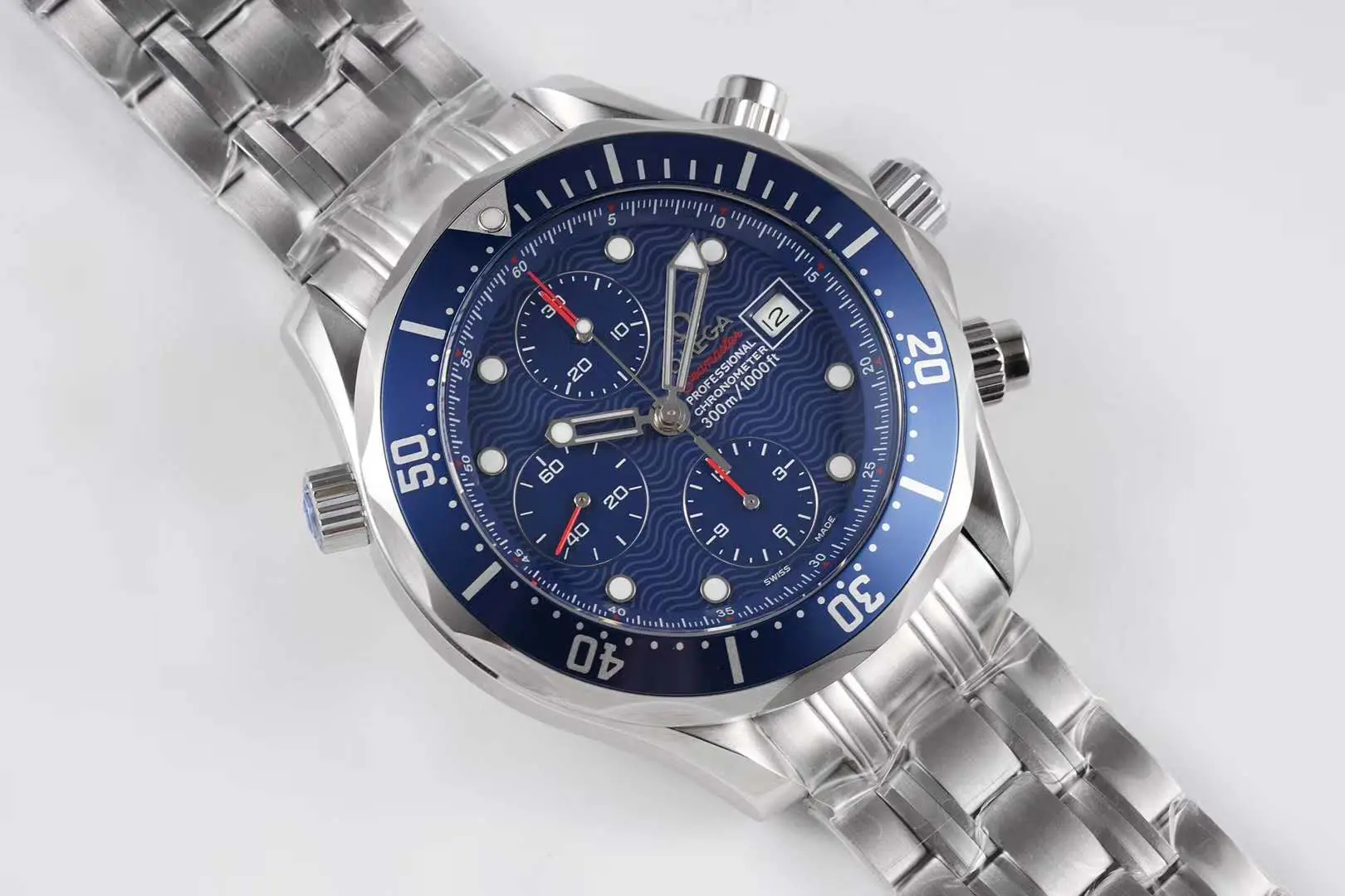 Seamaster Diver 300m chronographe cadran bleu sur bracelet – Image 4