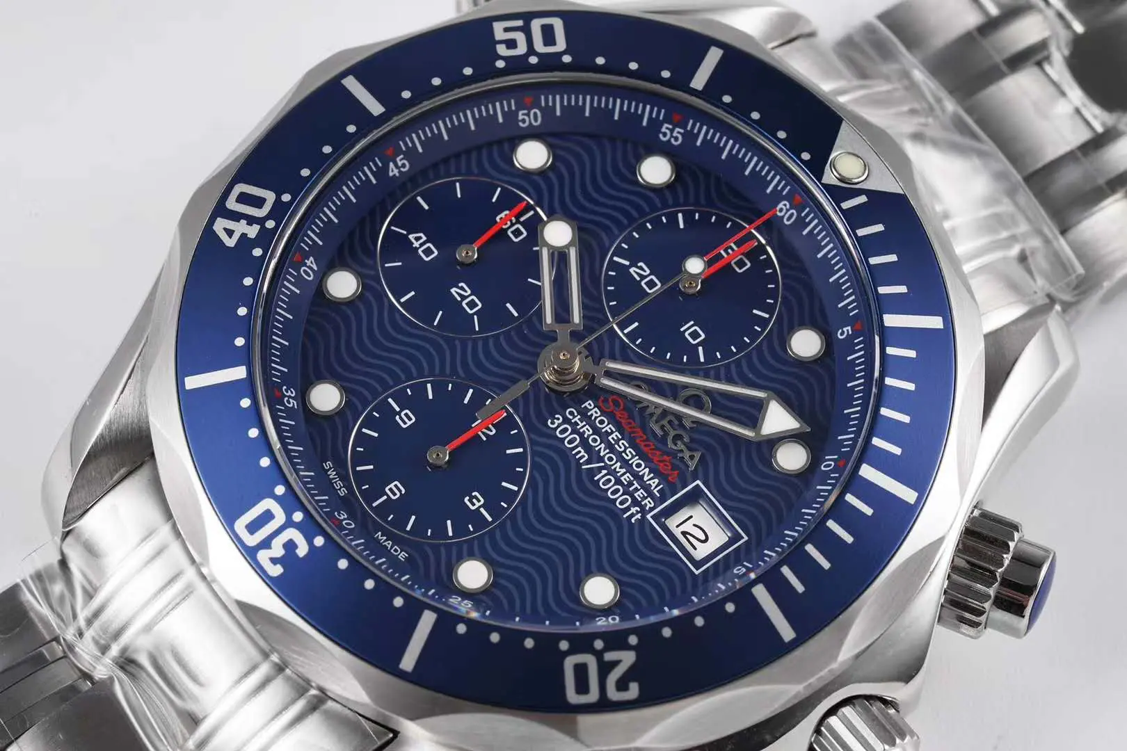 Seamaster Diver 300m chronographe cadran bleu sur bracelet – Image 2