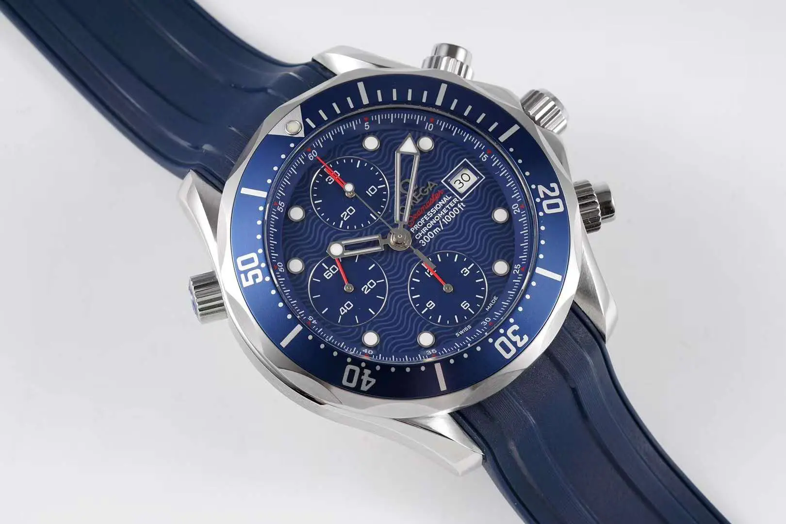 Seamaster Diver 300m chronographe cadran bleu sur bracelet en caoutchouc – Image 3