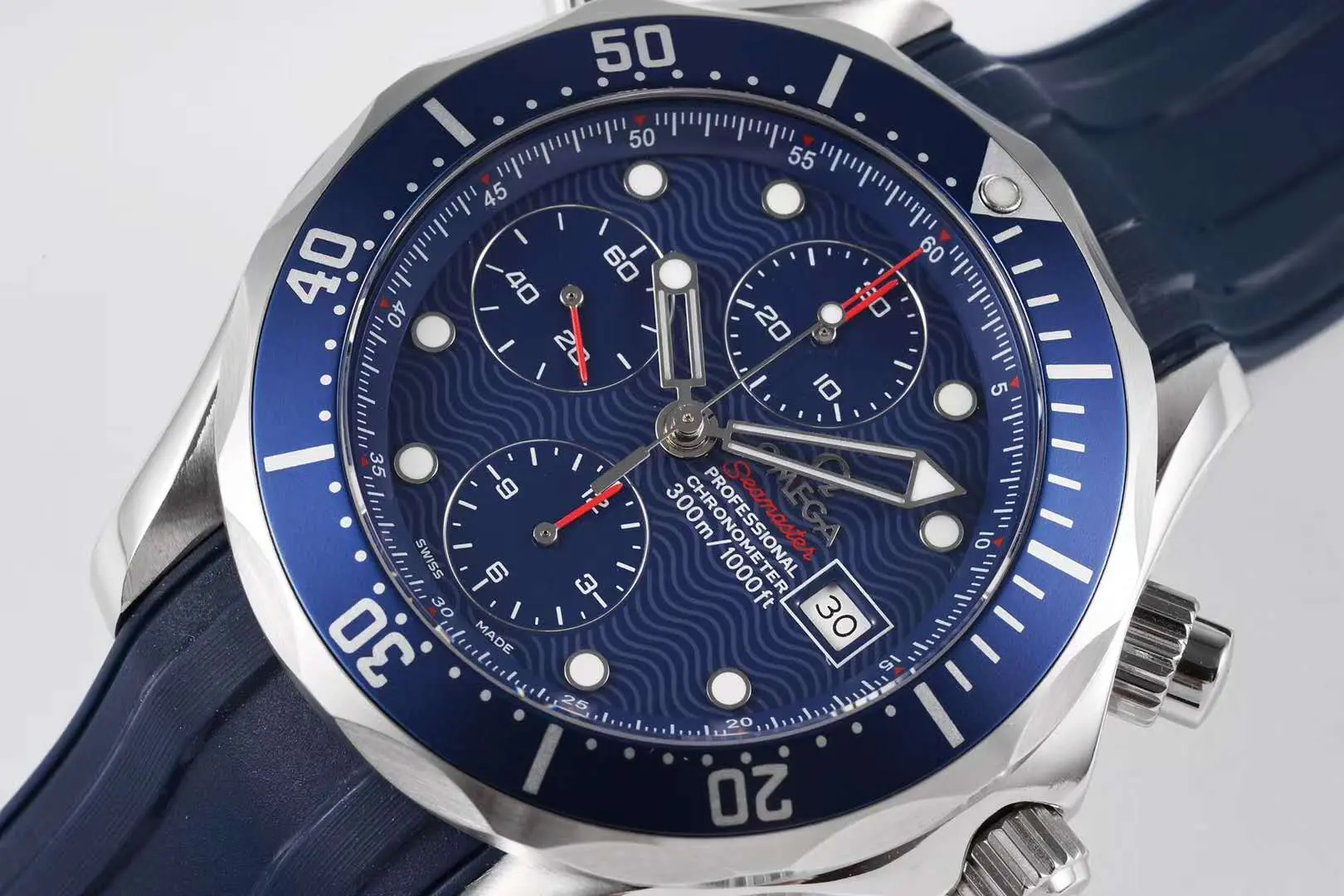 Seamaster Diver 300m chronographe cadran bleu sur bracelet en caoutchouc – Image 2