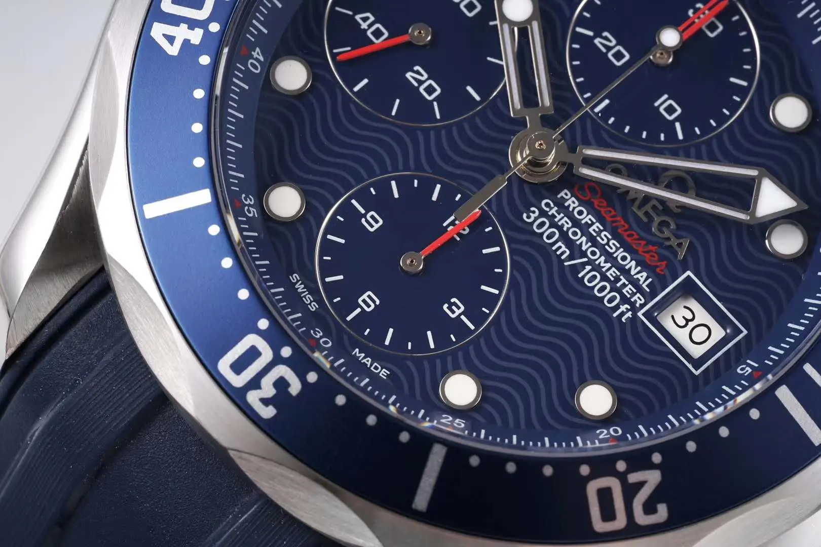 Seamaster Diver 300m chronographe cadran bleu sur bracelet en caoutchouc – Image 4