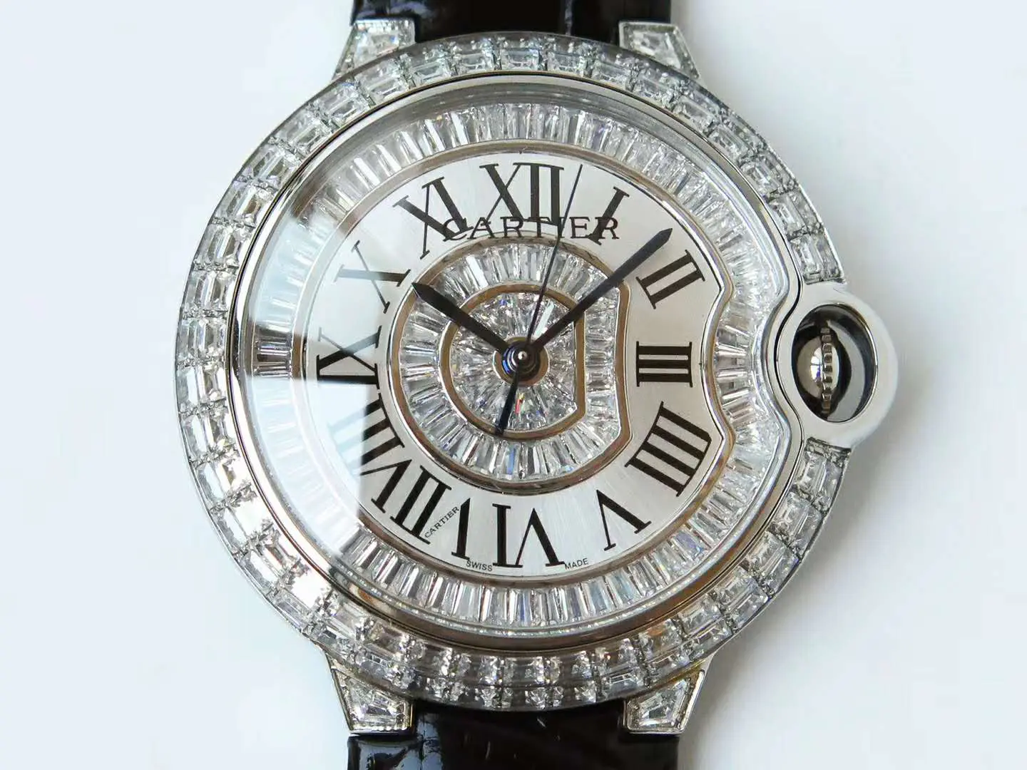 Ballon Bleu de Cartier 42mm cadran blanc avec diamants en or rose – Image 3
