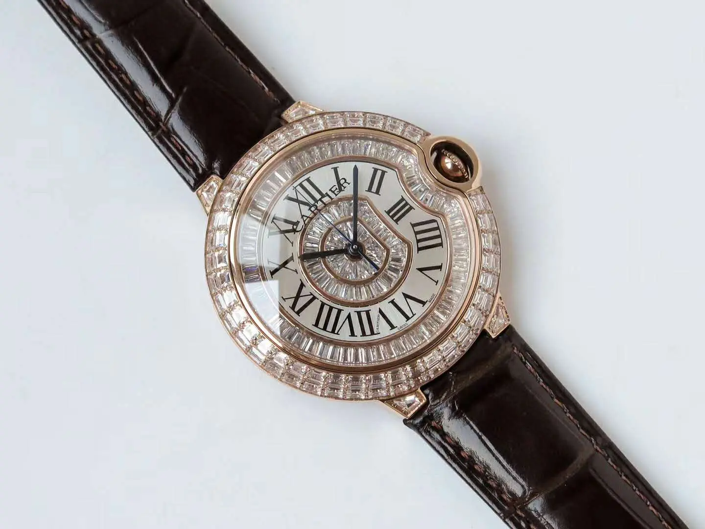 Ballon Bleu de Cartier 42mm cadran blanc avec diamants en or rose – Image 3