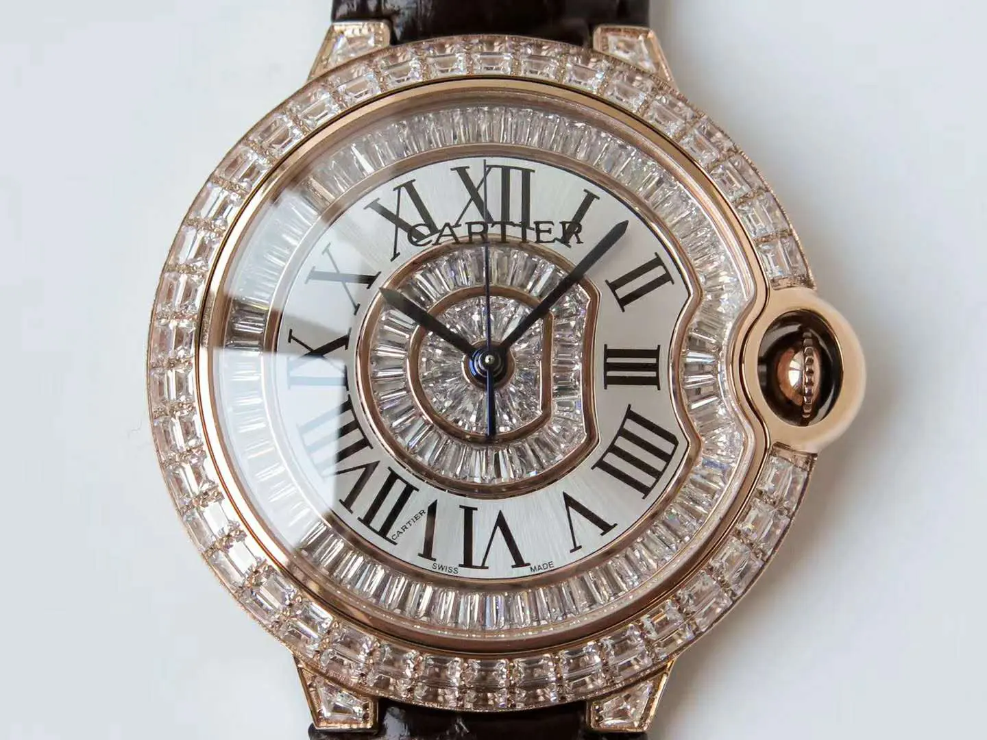 Ballon Bleu de Cartier 42mm cadran blanc avec diamants en or rose – Image 4