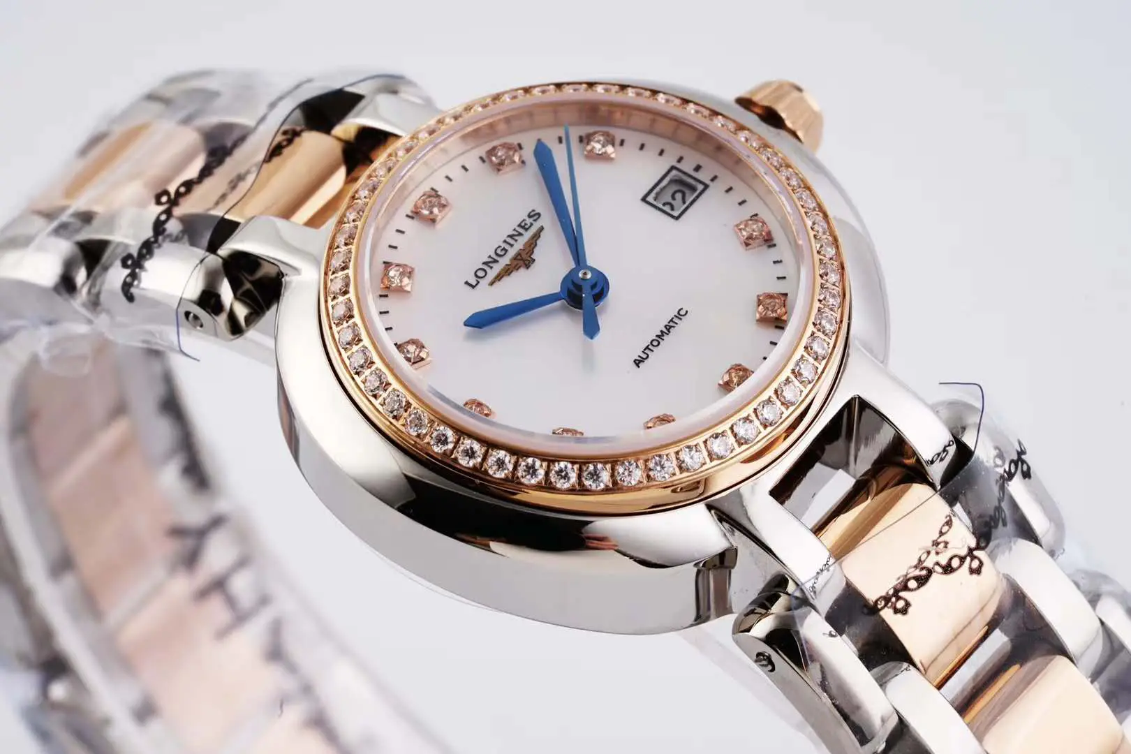Primaluna esfera MOP blanca con índices de diamantes y bisel de diamantes en oro rosa - Imagen 4