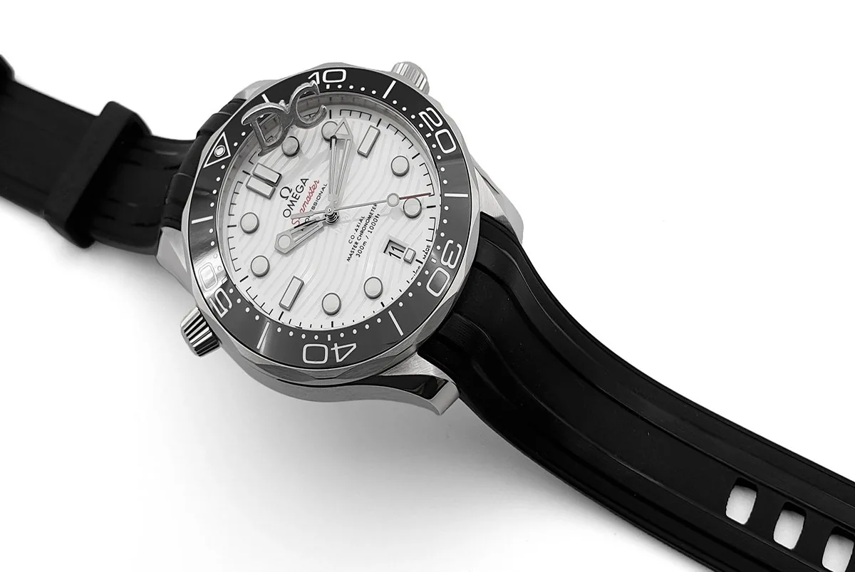 Seamaster Diver 300M Co-Axial Master Chronometer quadrante bianco su cinturino in gomma nero - immagine 3