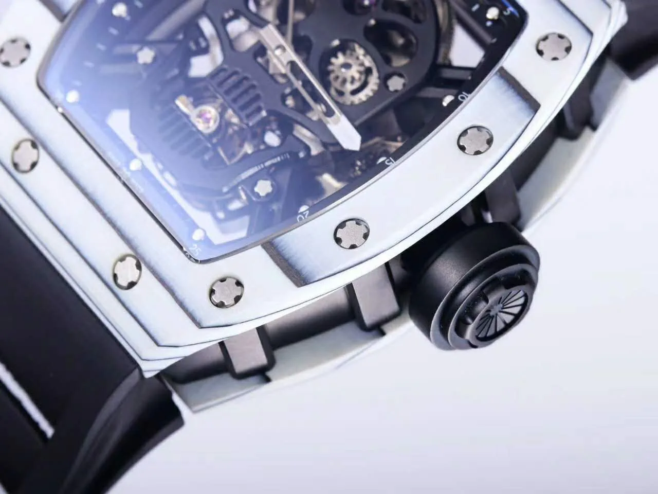 RM 052-01 Tourbillon Black Skull en carbone NTPT blanc – Image 7