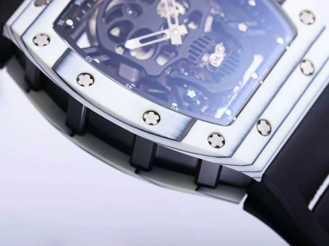 RM 052-01 Tourbillon Black Skull en carbone NTPT blanc – Image 5