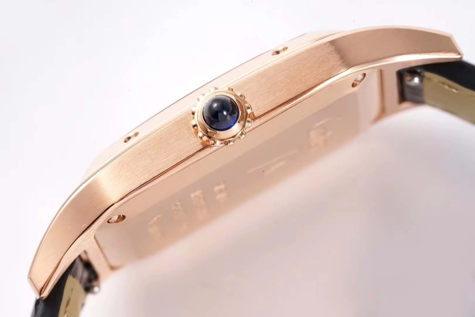Santos-Dumont weißes Zifferblatt in Roségold am schwarzen Lederarmband – Bild 9