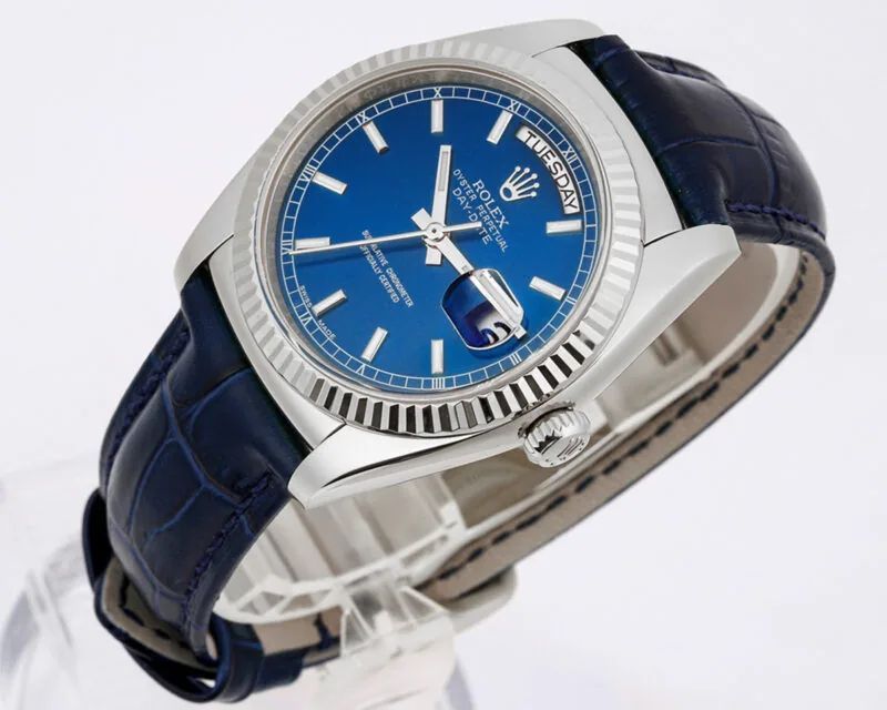 Day-Date 40 esfera azul en oro blanco con correa de piel - Imagen 3