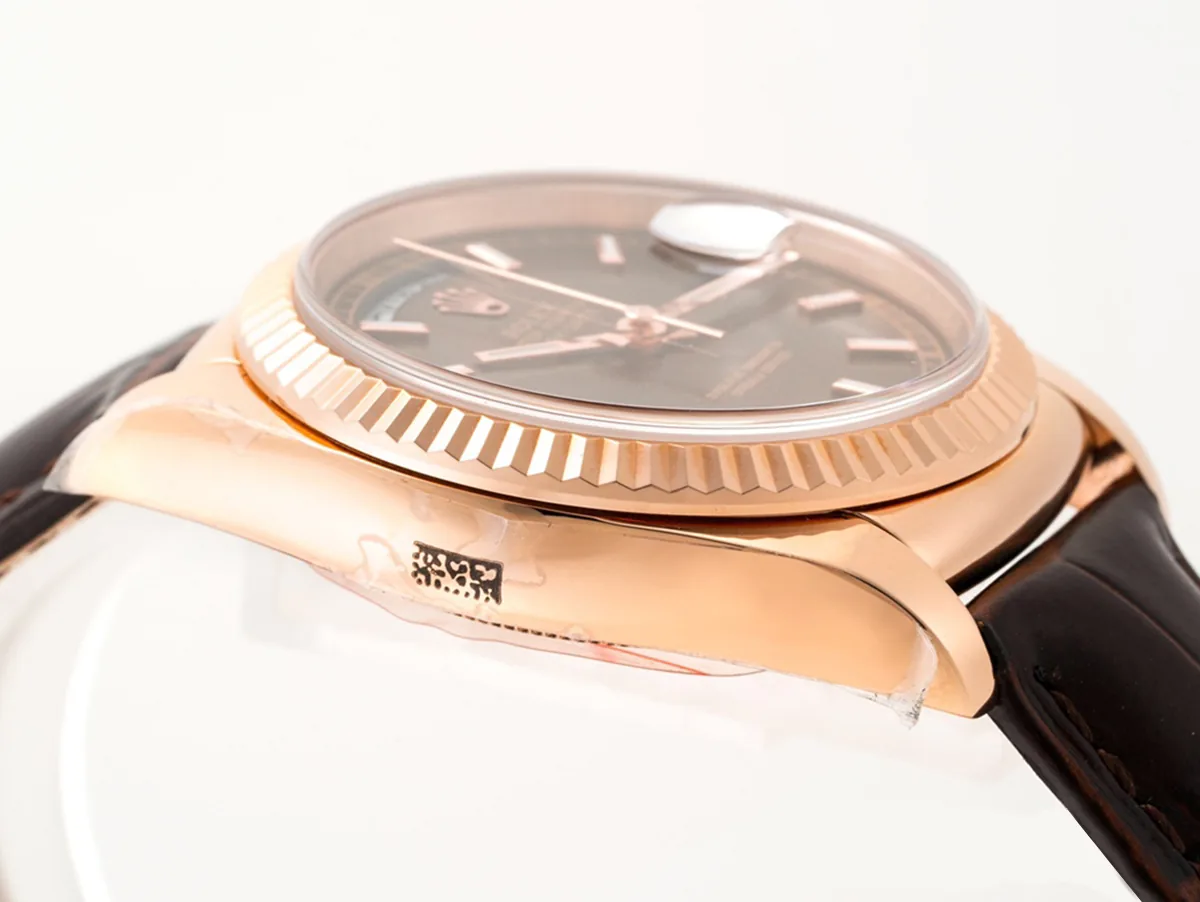 Day-Date 40 esfera marrón en oro rosa con correa de piel - Imagen 4