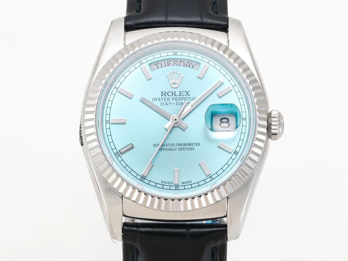 Day-Date 40 esfera azul hielo en oro blanco con correa de piel - Imagen 3