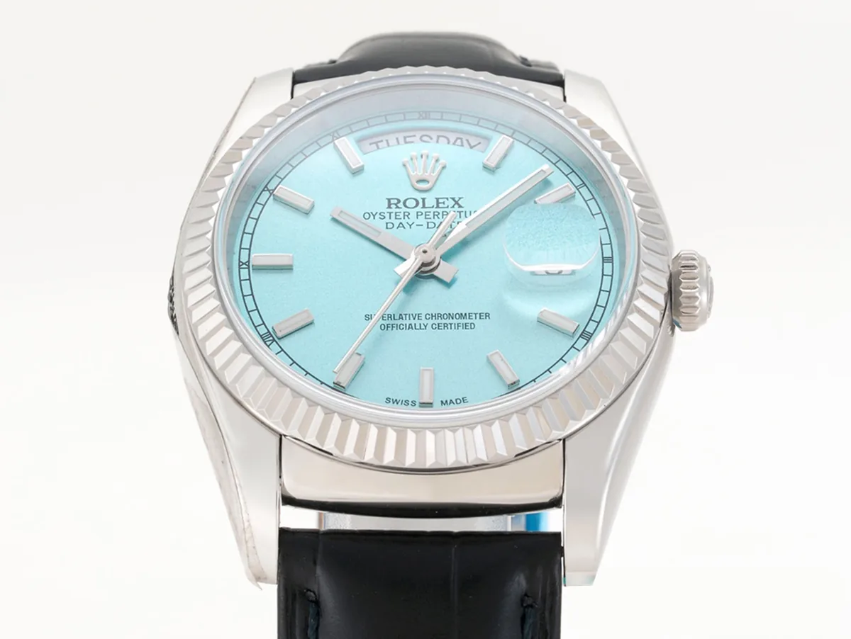 Day-Date 40 esfera azul hielo en oro blanco con correa de piel - Imagen 4