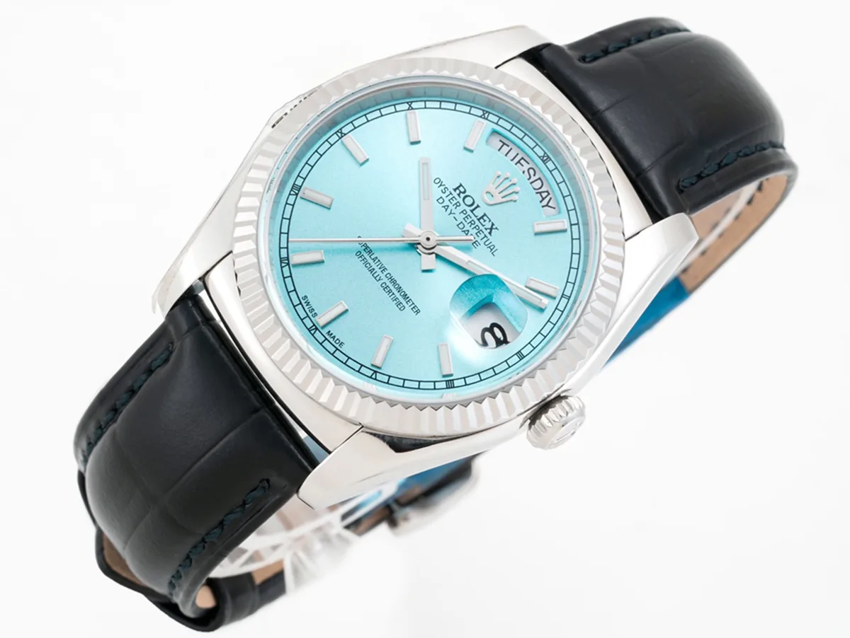 Day-Date 40 esfera azul hielo en oro blanco con correa de piel - Imagen 2