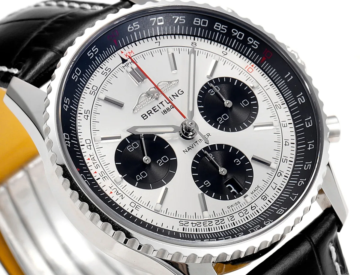 Navitimer B01 Chronograph 43 esfera plateada en acero con correa de piel Ref. AB0138241G1P1 - Imagen 4