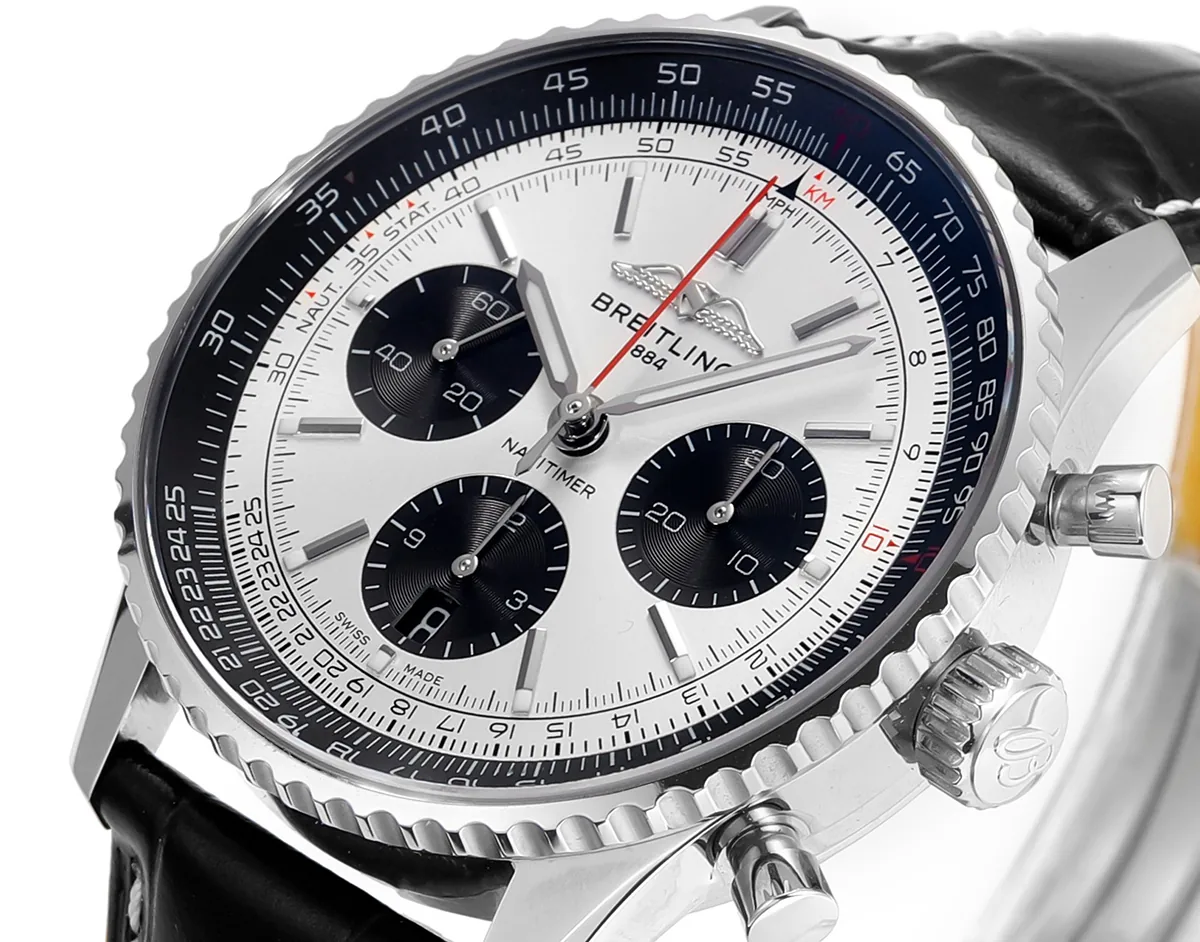 Navitimer B01 Chronograph 43 esfera plateada en acero con correa de piel Ref. AB0138241G1P1 - Imagen 3