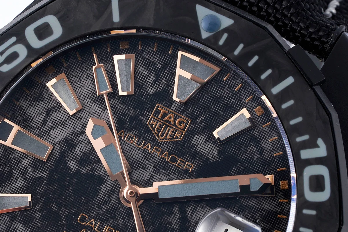 Aquaracer Calibre 5 Carbon Dial