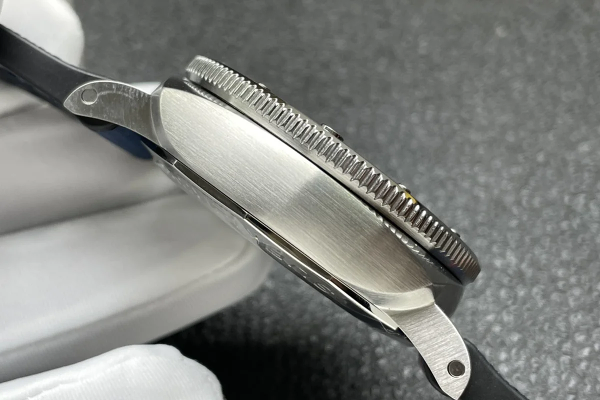 PAM1391 Luminor Submersible Quarantaquattro Luna Rossa 44mm