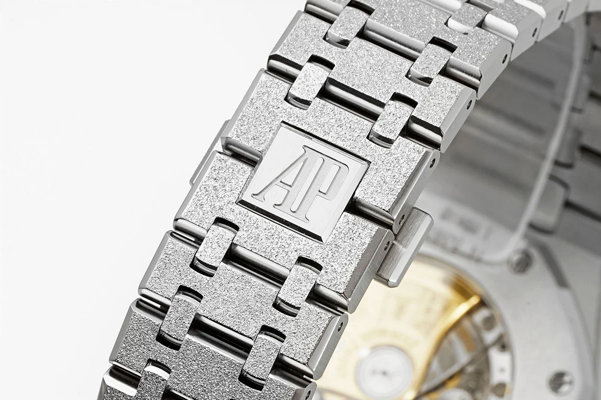 Royal Oak 15450ST 37mm White Dial in Frosted Gold